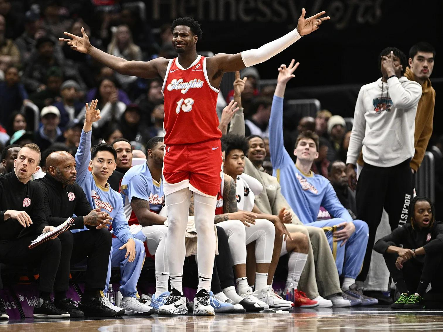 灰熊队客场战胜独行侠队，取得宝贵胜利的简单介绍