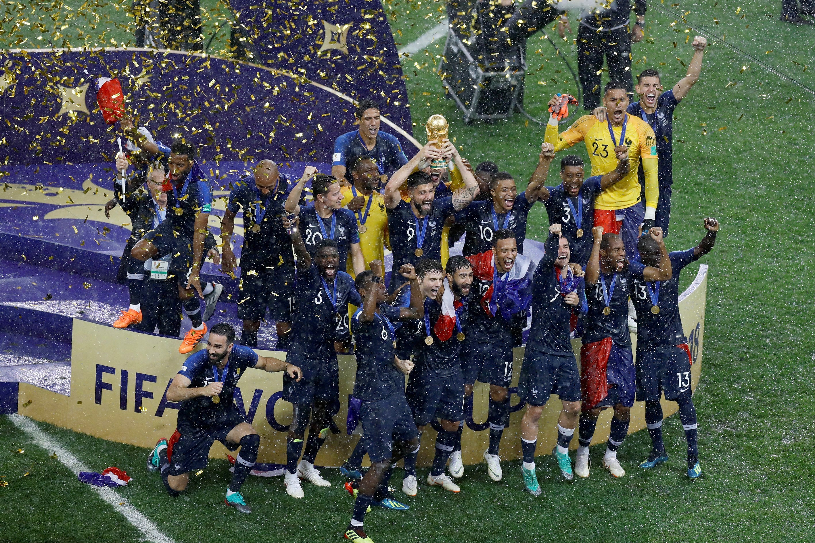 法国乒乓球队鏖战比利时乒乓球队，波尔三分雨点燃全场的简单介绍