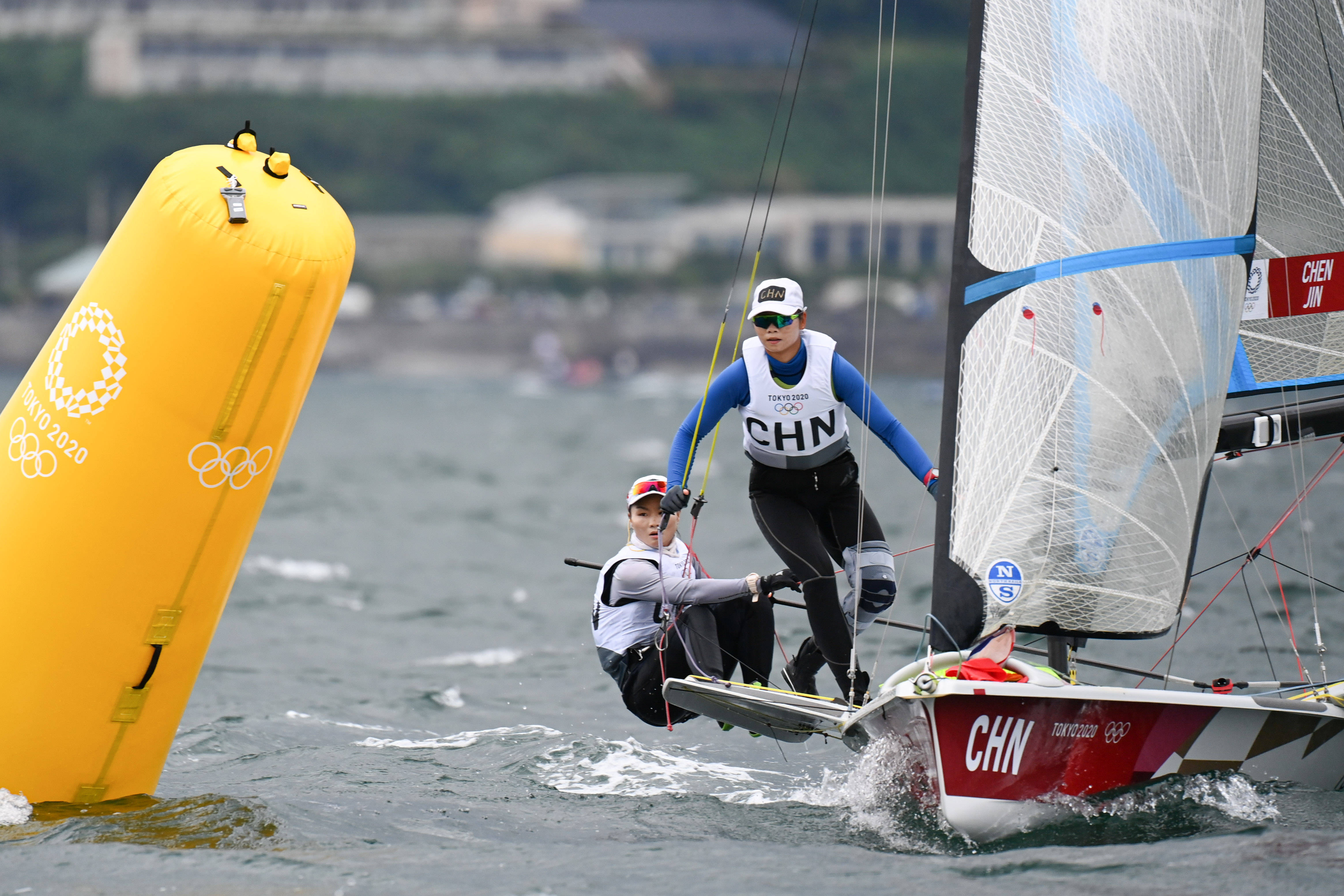 包含帆船比赛风云变幻，选手技艺得到充分展示的词条