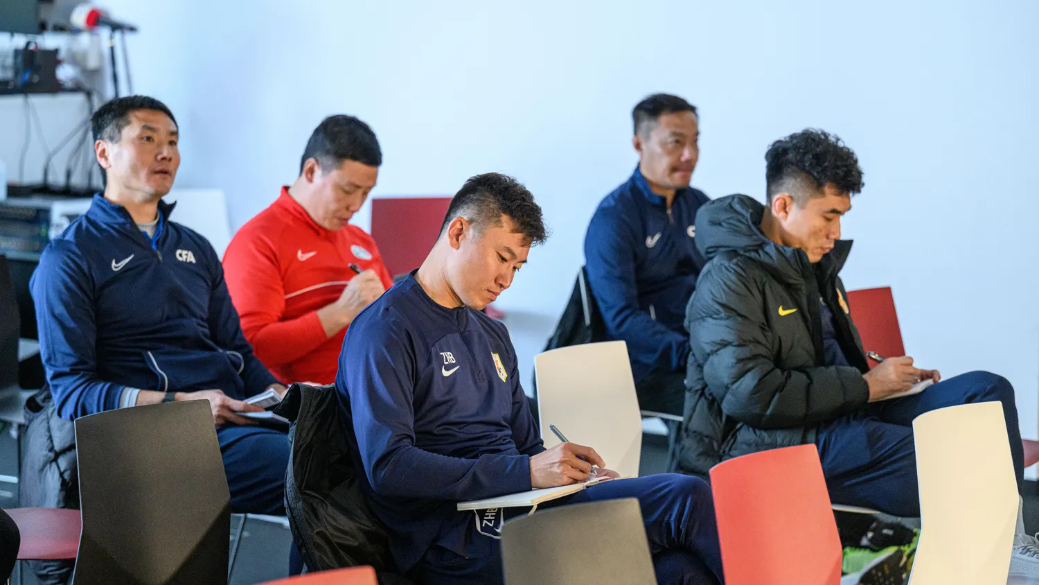 包含年轻球员前往国外足球训练基地接受技术支持的词条