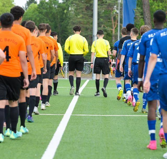 包含年轻球员前往国外足球训练基地接受技术支持的词条