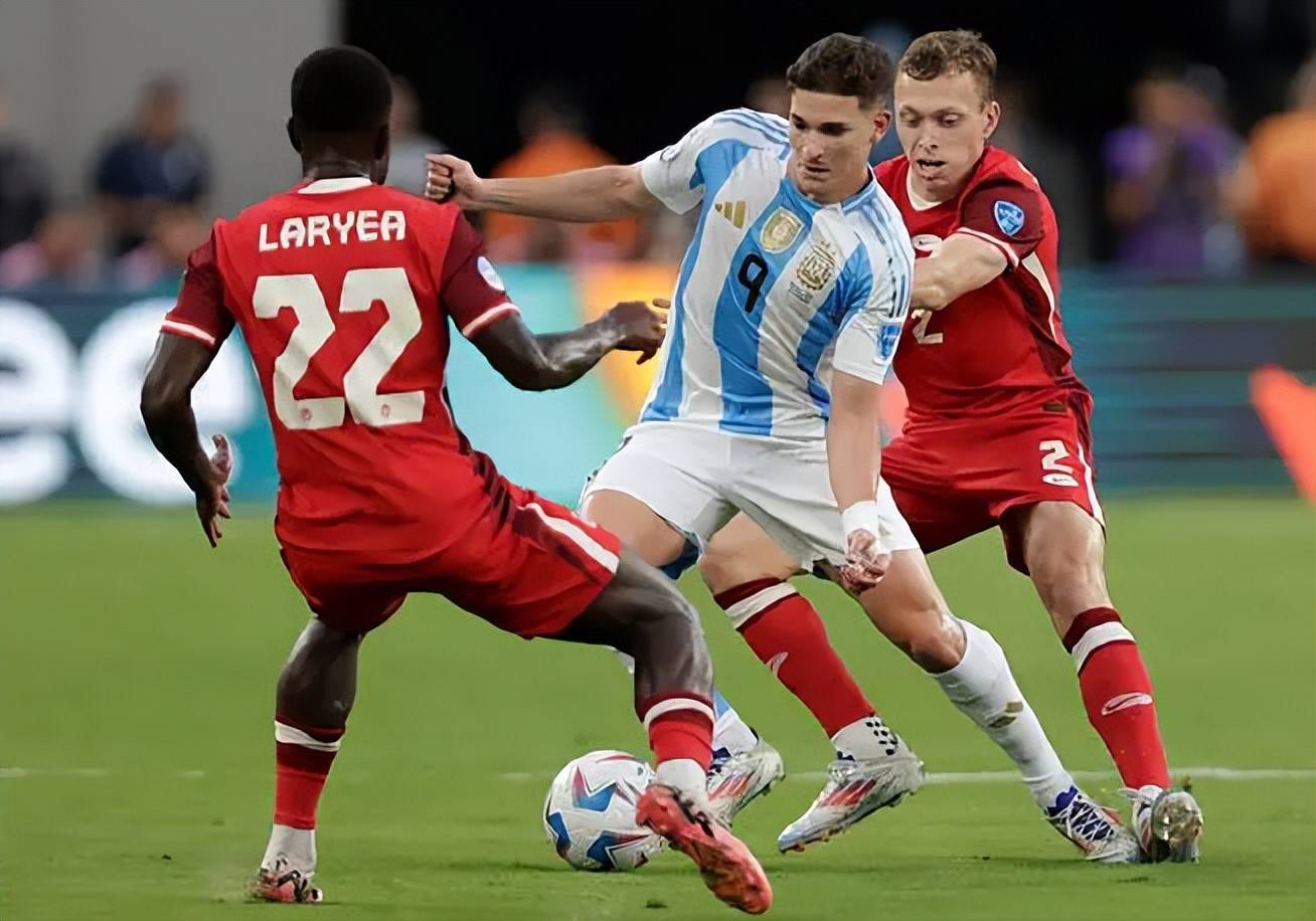 阿根廷队大胜乌拉圭，晋级美洲赛事半决赛