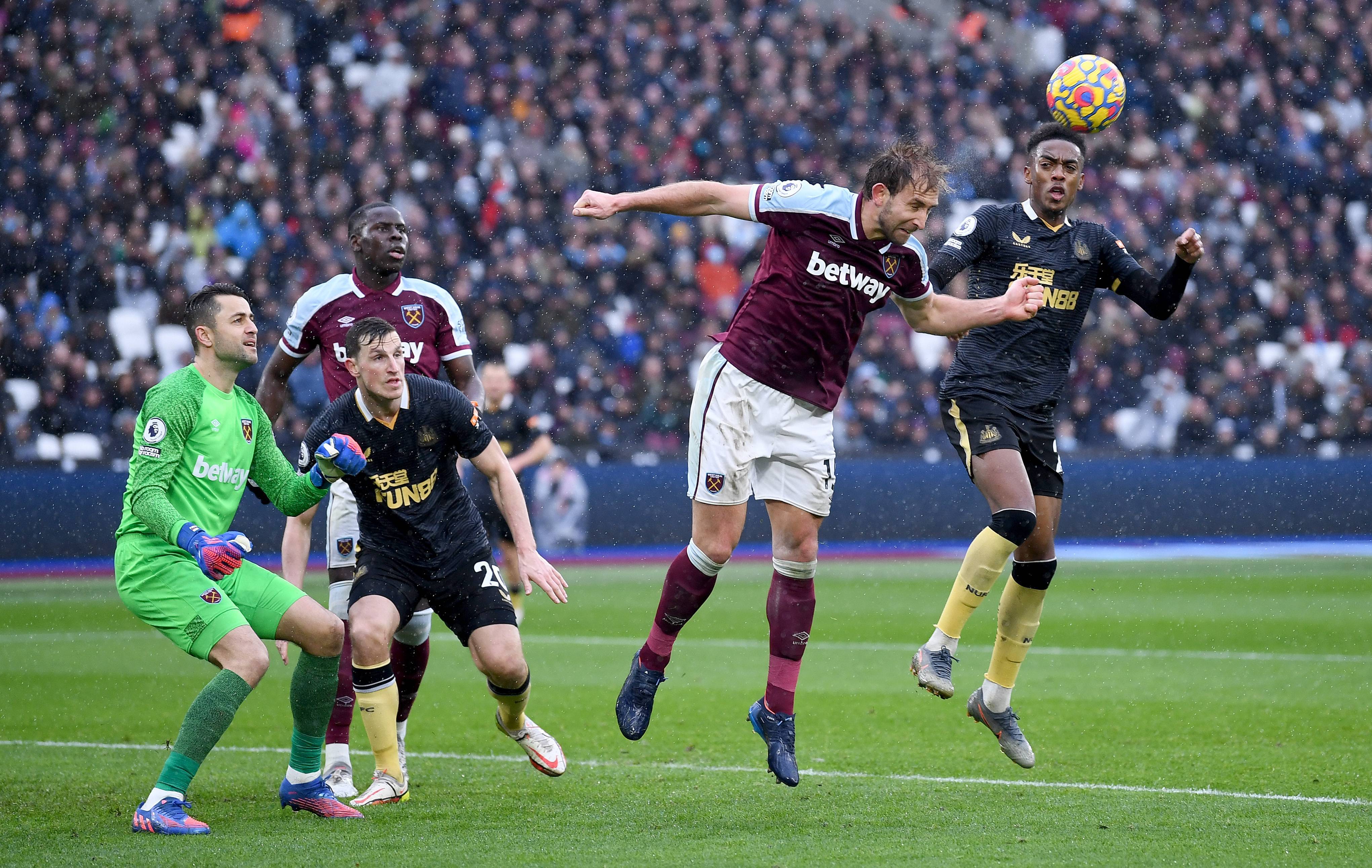 包含利兹联惨遭逆转，保级压力加大的词条