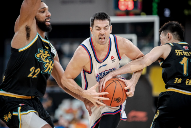 激烈比赛场面层出不穷胜负难料