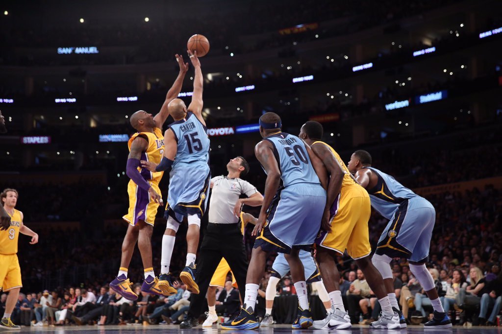 关于球场上聚焦能量，篮球赛事引领狂热精神的信息