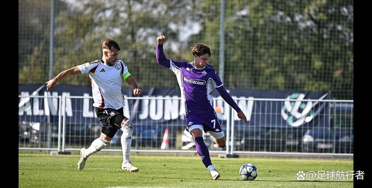 佛罗伦萨球员集体训练备战下一场比赛