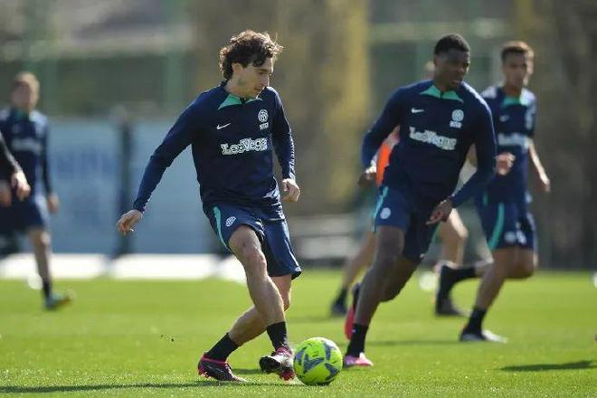 佛罗伦萨球员集体训练备战下一场比赛