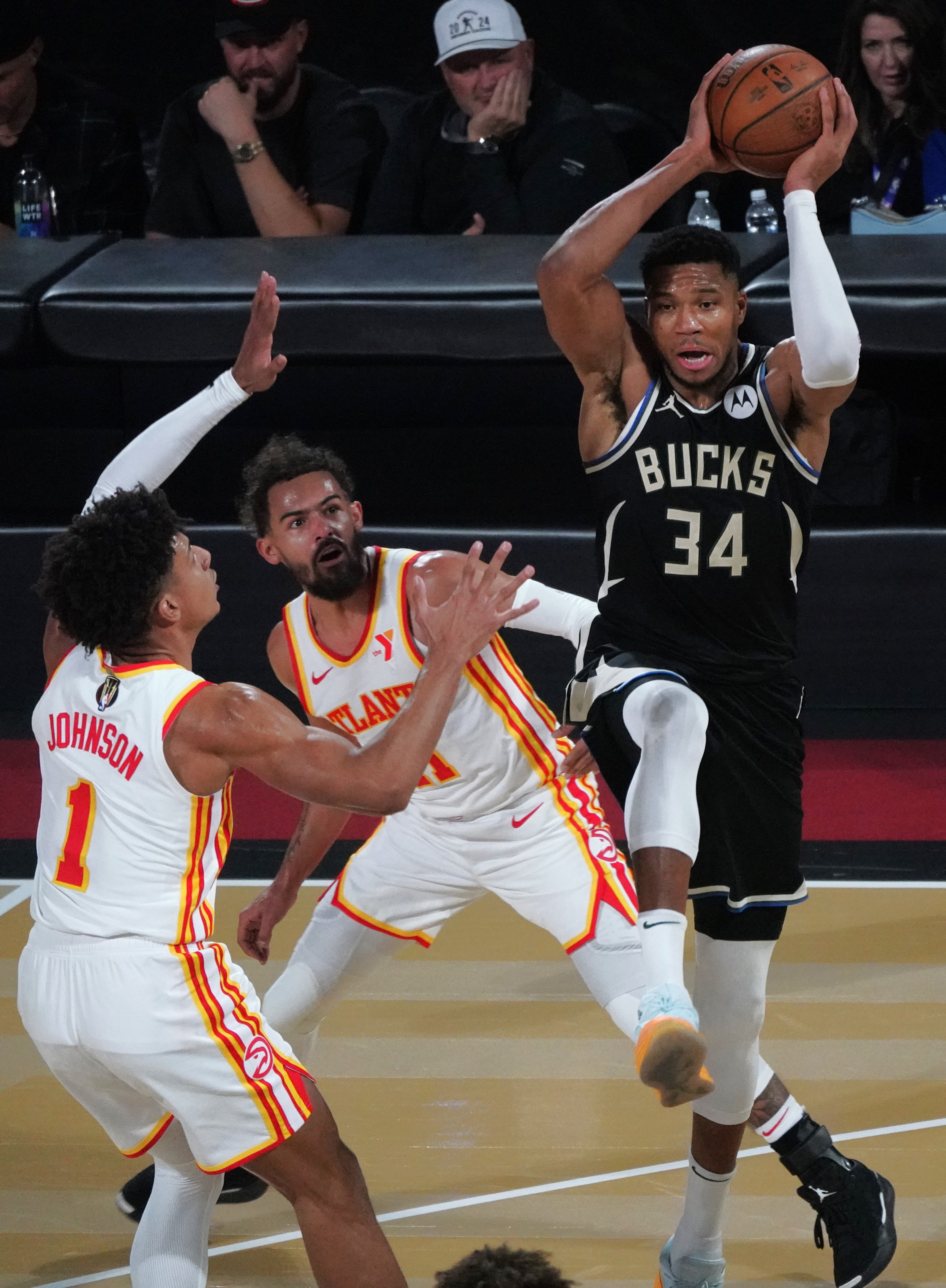 雄鹿鏖战意大利男篮，麦科勒姆爆发神勇的简单介绍